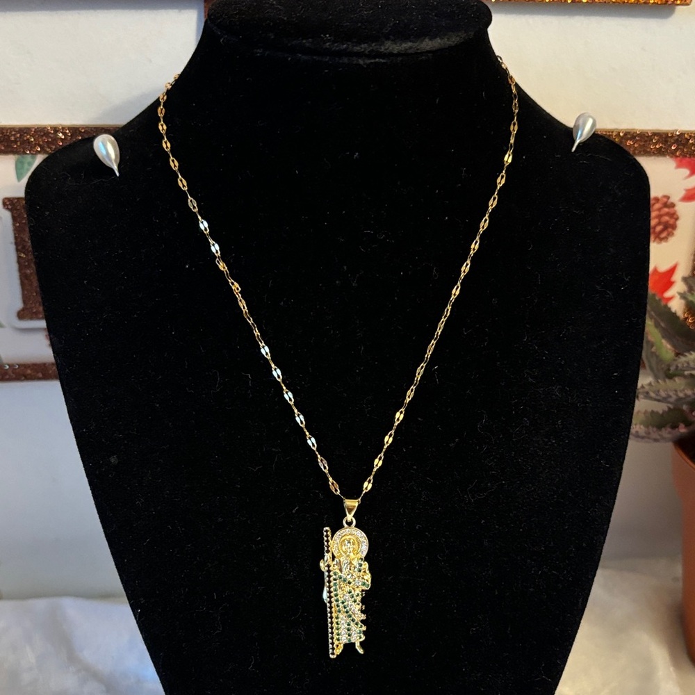 Elegant Gold Pendant Necklace